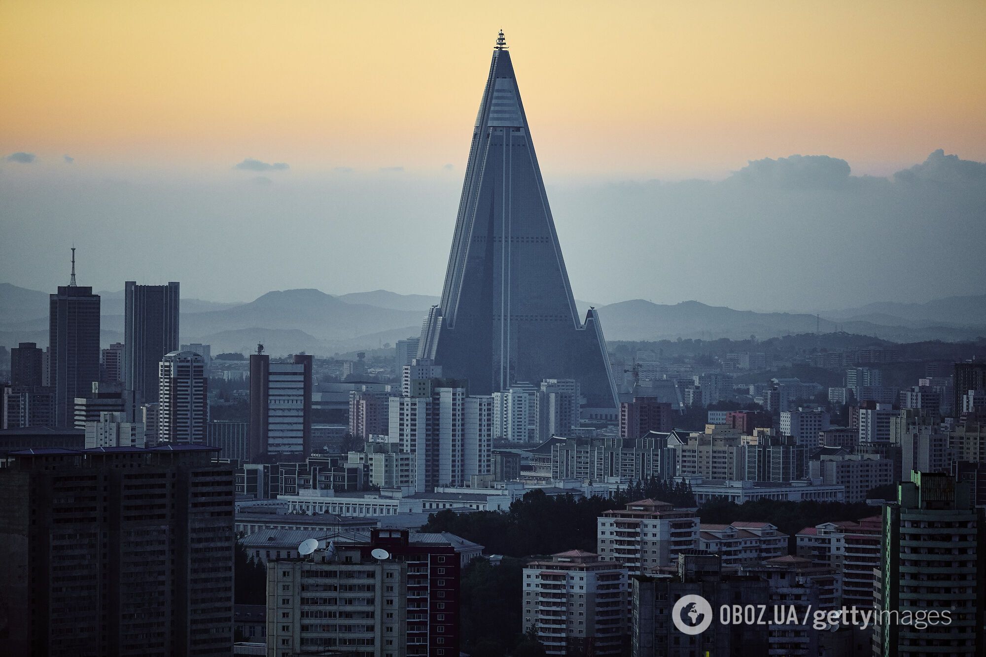 Який вигляд має готель Ryugyong в КНДР вартістю майже $2 мільярди і чому його називають "Мордор". Фото