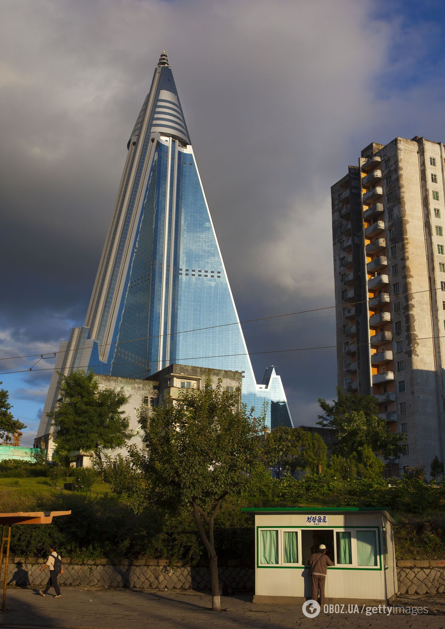 Який вигляд має готель Ryugyong в КНДР вартістю майже $2 мільярди і чому його називають "Мордор". Фото