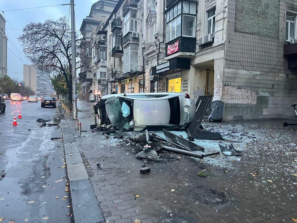 У Києві легковик на швидкості зніс зупинку громадського транспорту та збив двох пішоходів. Фото і відео