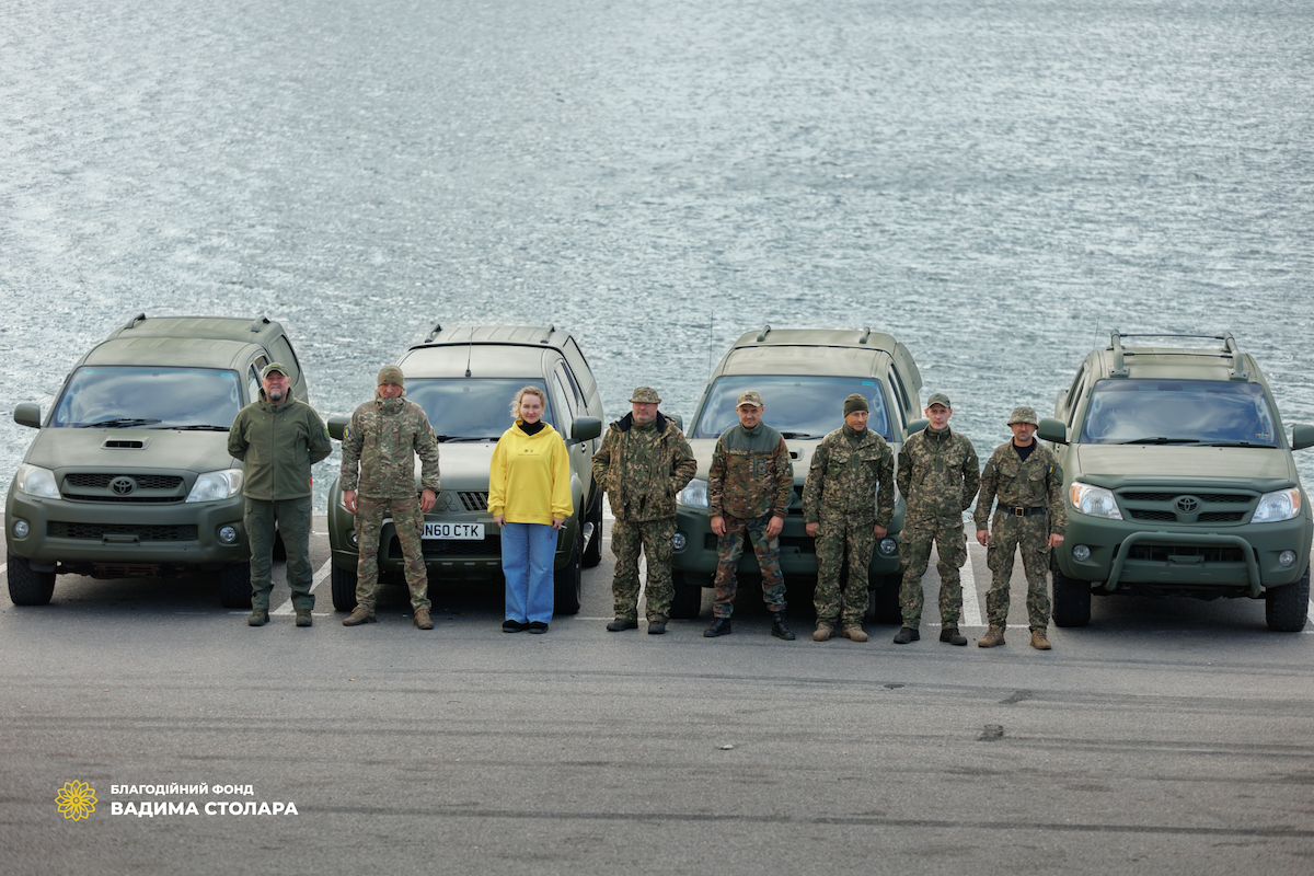 Защитники Украины получили пикапы от Фонда Вадима Столара