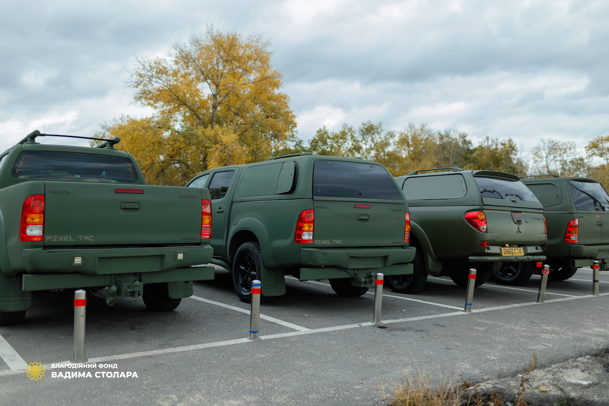 Защитники Украины получили пикапы от Фонда Вадима Столара