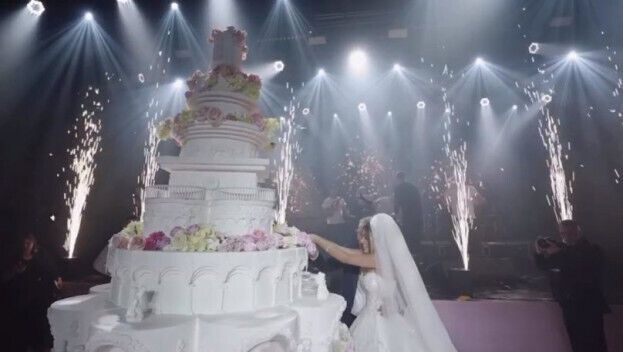 Продюсер Полякової заявив, що торт за 100 тис. грн на скандальному весіллі у Львові був пластиковий