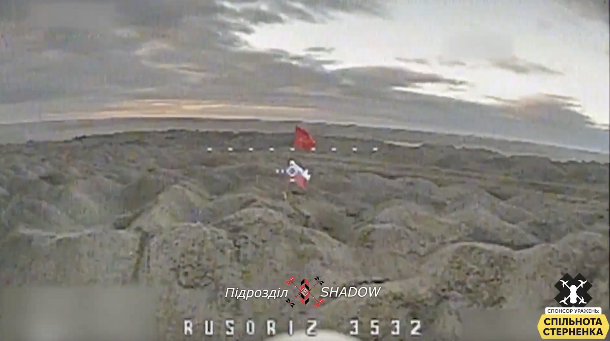 Провисіли недовго: воїни ЗСУ дроном знищили російські прапори на Авдіївському териконі. Відео
