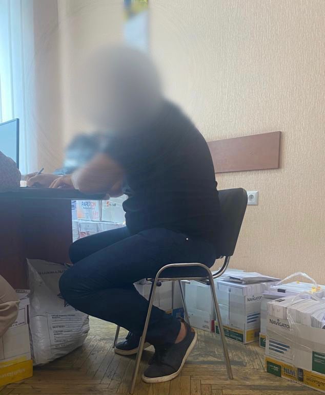 В Киеве экс-директора столичной ритуальной службы и его сообщницу подозревают в хищении 32 млн грн. Подробности и фото