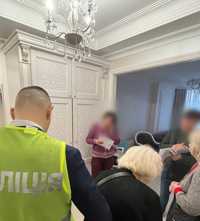 В Киеве экс-директора столичной ритуальной службы и его сообщницу подозревают в хищении 32 млн грн. Подробности и фото