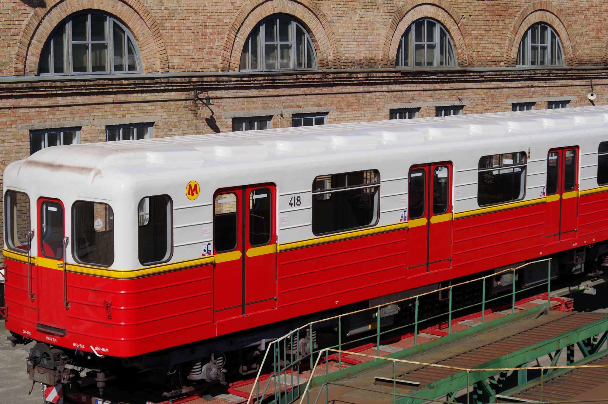 Київський метрополітен отримав усі 60 вагонів від варшавської підземки. Фото