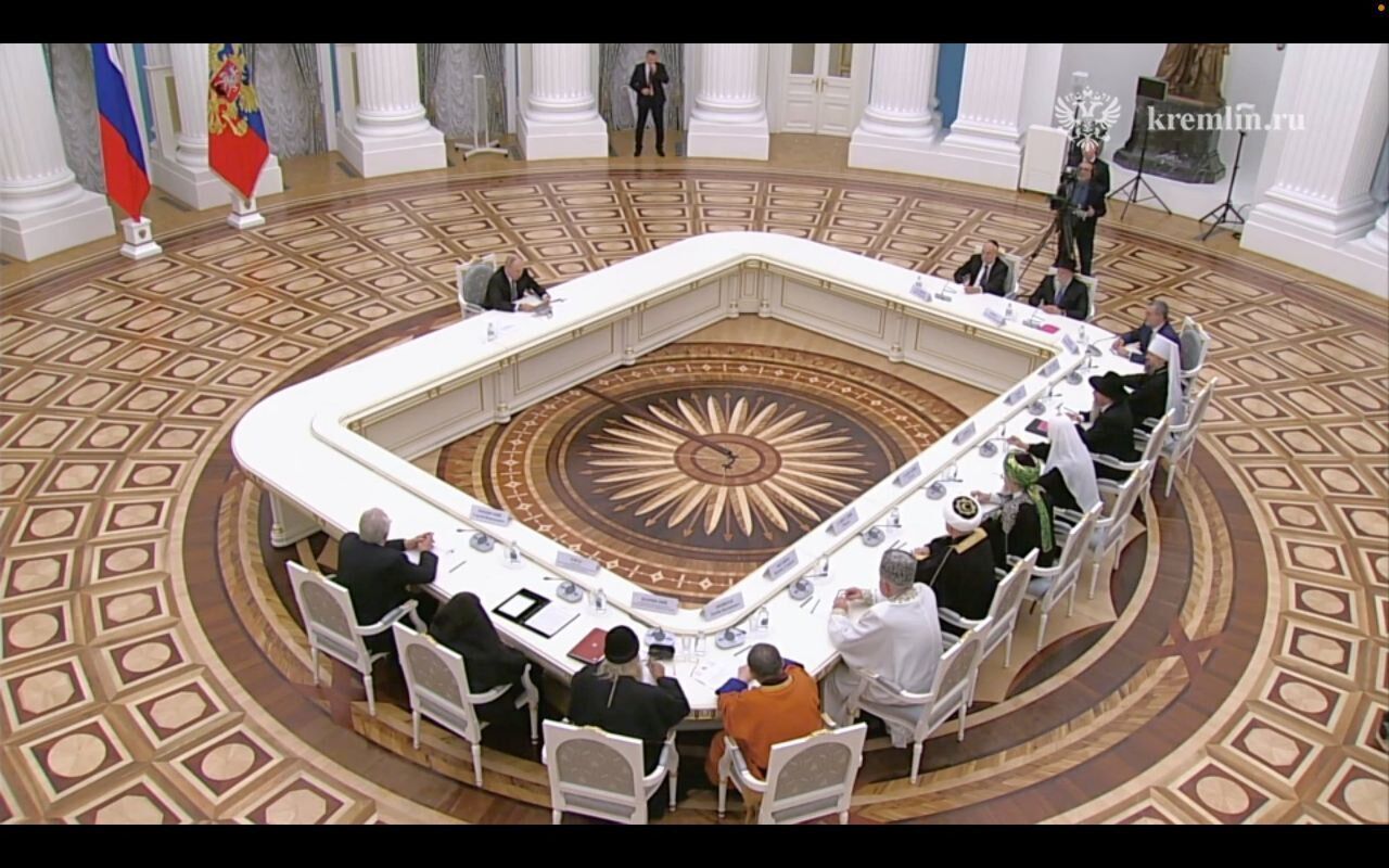 "Не всяка табакерка долетить": Путіна висміяли через дистанцію на зустрічі з представниками релігійних об'єднань. Фото 