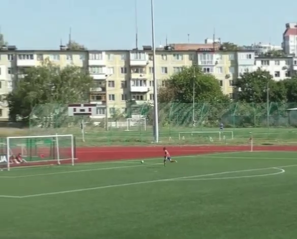 Украинская футболистка забила автогол с центра поля. Видео
