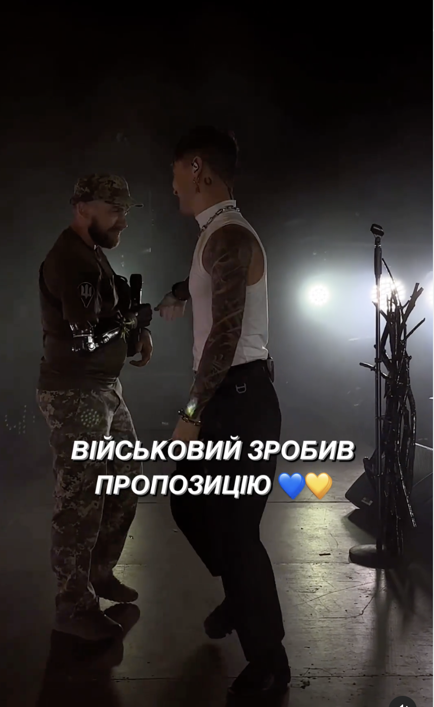 Захисник, який втратив на війні руку, зробив пропозицію коханій на концерті Пивоварова і довів глядачів до сліз. Відео