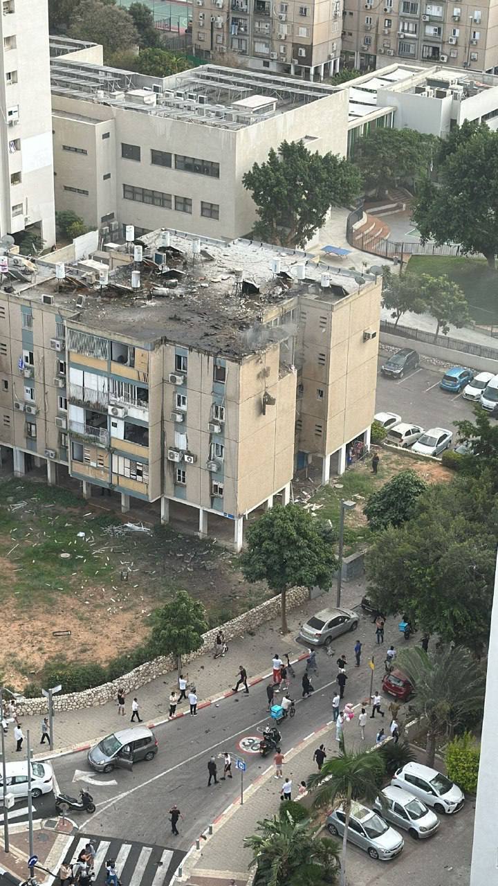 По Тель-Авиву нанесен новый удар, ракета попала в многоэтажку: есть раненые. Видео