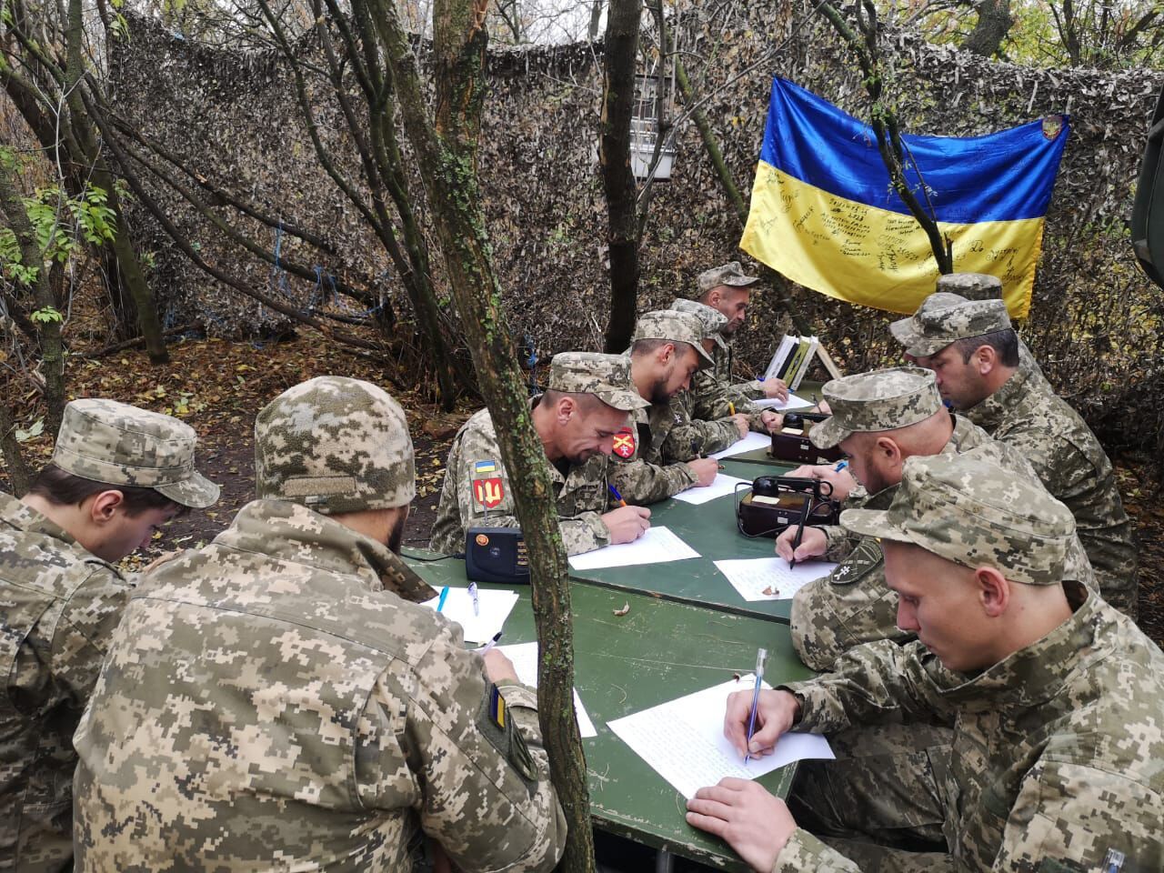 "Язык великого непокоренного народа": украинские воины показали, как писали радиодиктанты на передовой. Фото