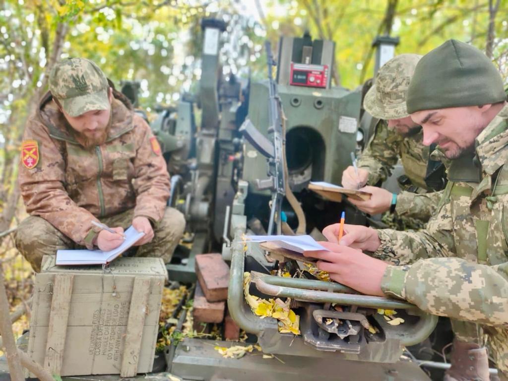 "Язык великого непокоренного народа": украинские воины показали, как писали радиодиктанты на передовой. Фото