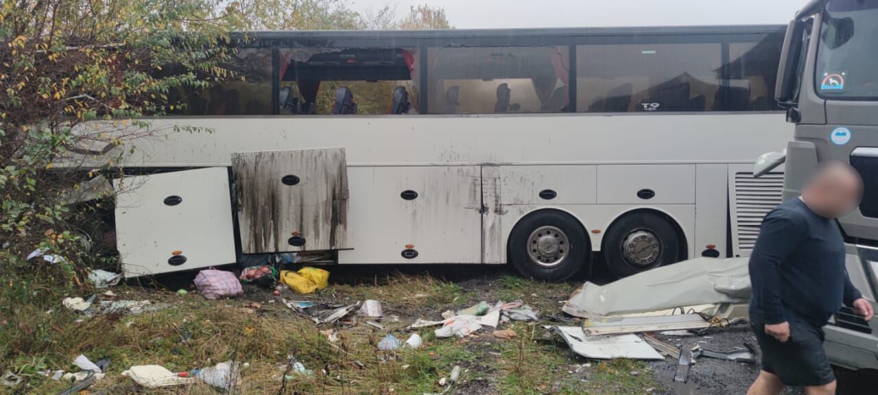 Трассу Киев – Чоп перекрыли из-за столкновения грузовика и автобуса: есть жертвы. Фото с места