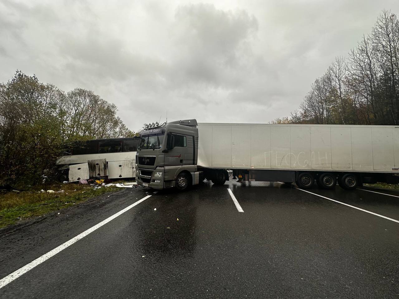 Трассу Киев – Чоп перекрыли из-за столкновения грузовика и автобуса: есть жертвы. Фото с места