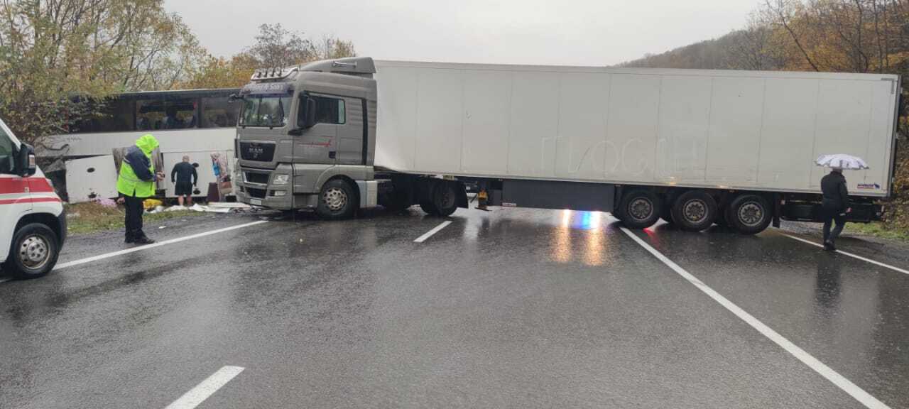 Трасу Київ – Чоп перекрили через зіткнення вантажівки і автобуса: є жертви. Фото з місця
