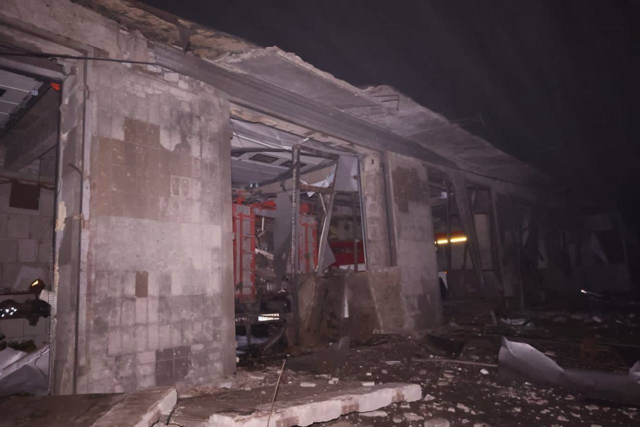 Оккупанты ночью нанесли удар по зданию пожарной части в Изюме: пострадали восемь человек. Фото и видео