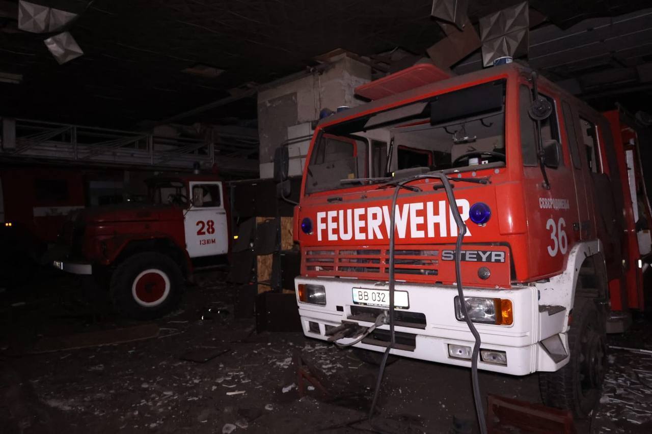 Окупанти вночі завдали удару по будівлі пожежної частини в Ізюмі: постраждали вісім осіб. Фото й відео