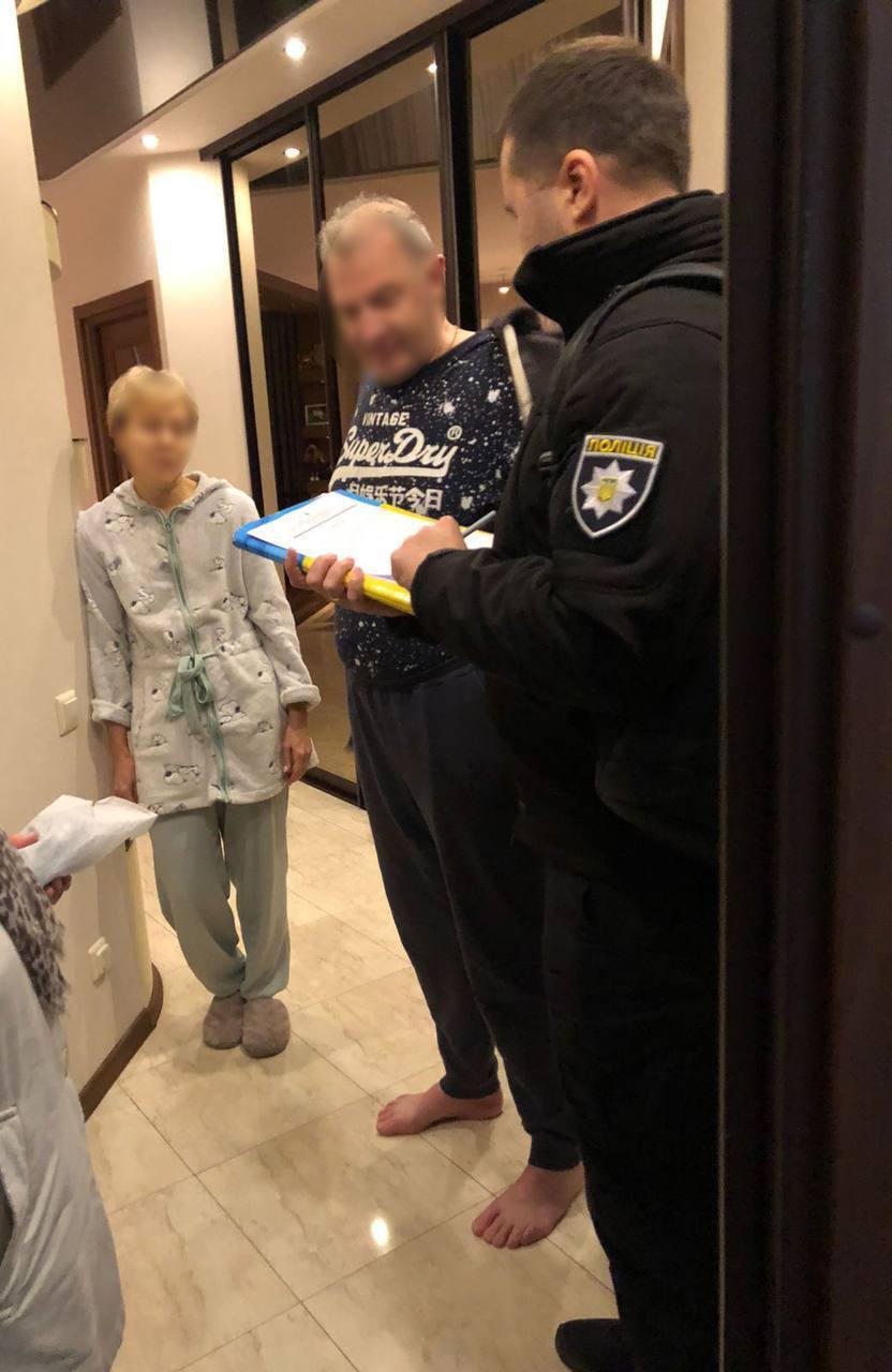 Полиция Киева сообщила о подозрении предпринимателям, которые "заработали" более 25,5 млн грн на продаже медоборудования больницам. Фото
