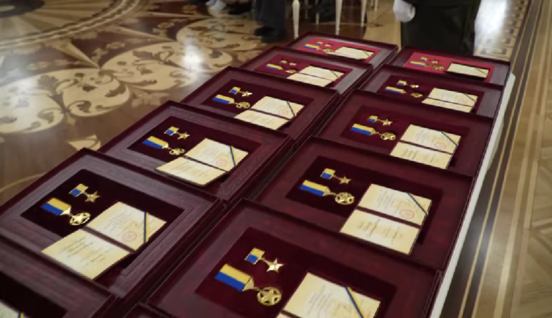 "О них никогда не забудут": Зеленский вручил звание Героя Украины 21 погибшему воину. Видео