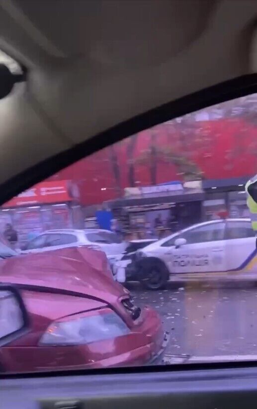 В Киеве произошла масштабная авария, повреждено авто Патрульной полиции. Фото и видео