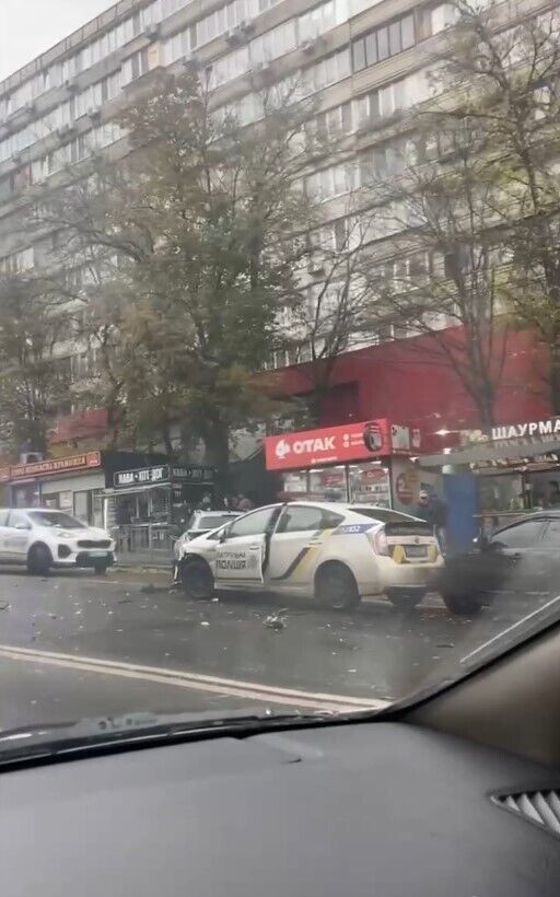 В Киеве произошла масштабная авария, повреждено авто Патрульной полиции. Фото и видео