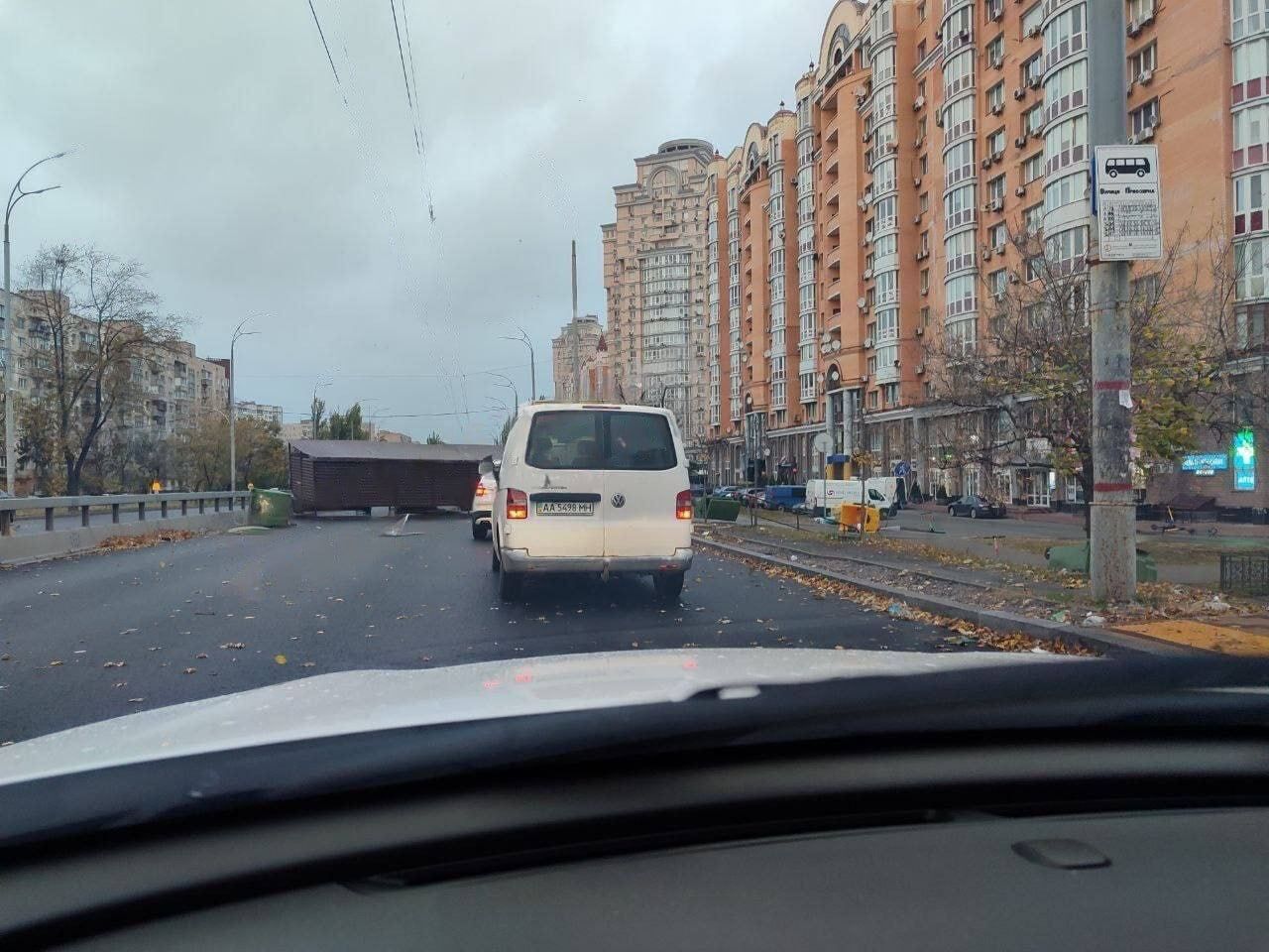 У Києві вітер масово валив дерева, 12 областей частково без світла: є загиблі й постраждалі. Фото й відео наслідків негоди в Україні