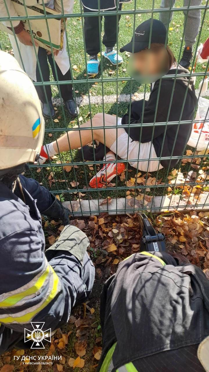 На Київщині рятувальники допомогли школяру, у якого під час уроку нога застрягла у заборі. Фото