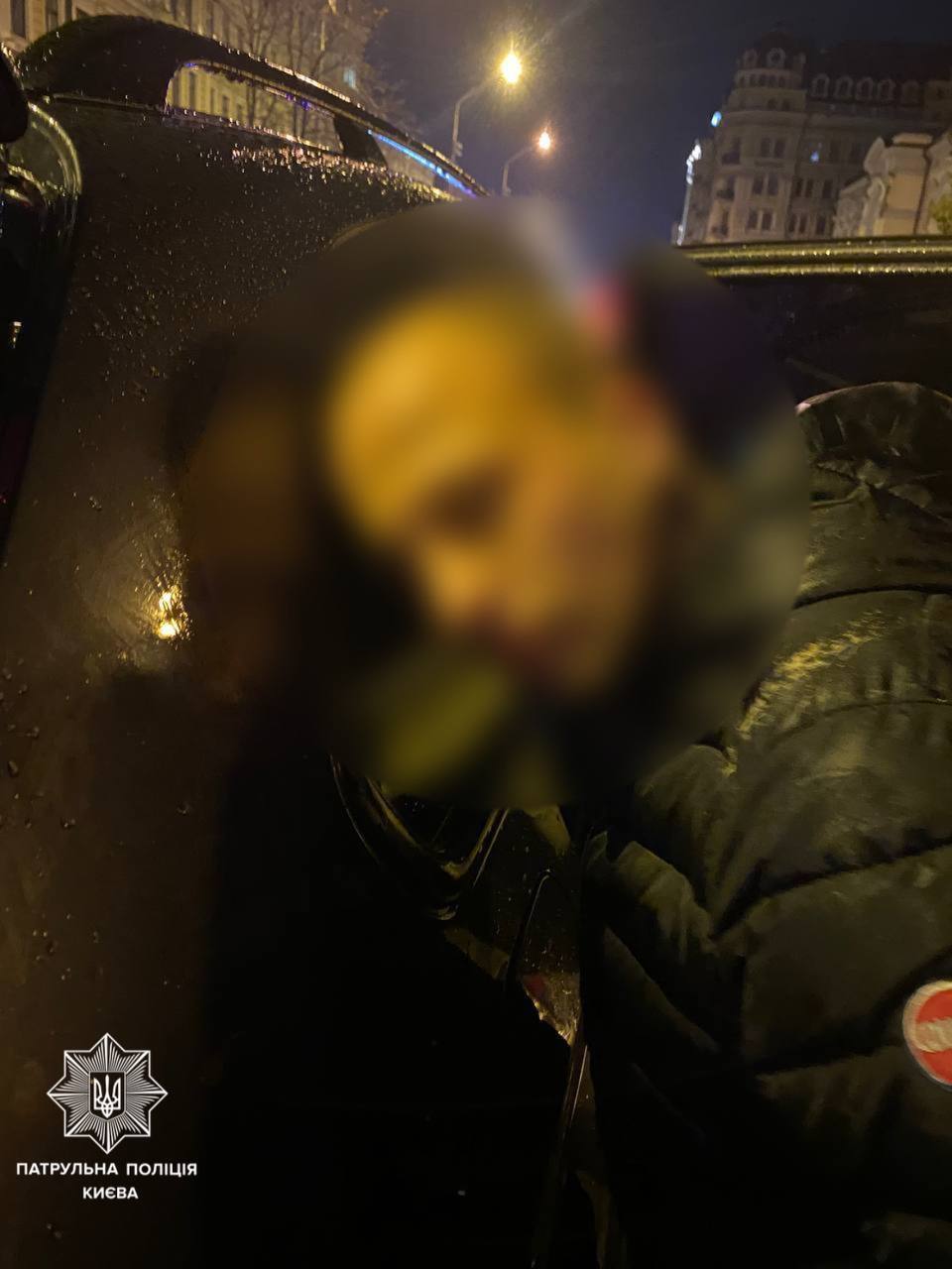 У Києві на Хрещатику чоловік під час конфлікту ледь не вбив опонента. Фото і подробиці
