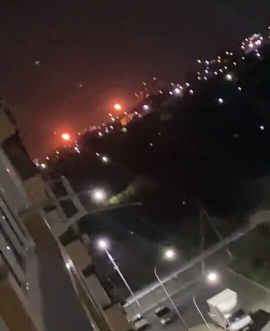 БПЛА атакував нафтопереробний завод під Краснодаром: пролунав вибух і видніла заграва. Відео