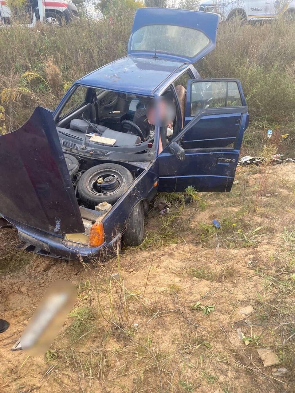 На Київщині легковик з’їхав у кювет та перекинувся: водій був п’яним, є постраждала. Фото