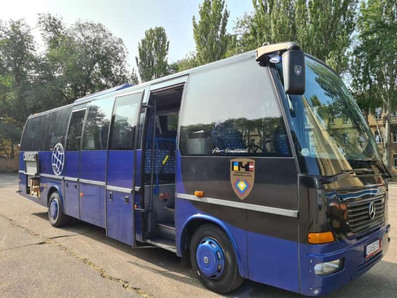 Елена Кондратюк вместе с латвийскими благотворителями передала автобусы и гуманитарную помощь одесским лицеистам