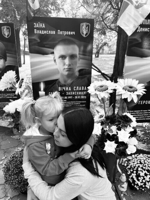 "Душа рвется на части": сеть взбудоражили кадры с дочкой воина ВСУ, обнимающей фото погибшего папы. Видео