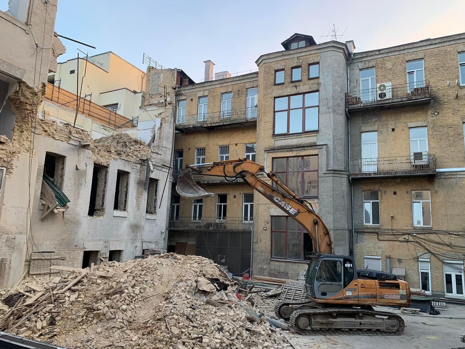 Компания НЕСТ опровергла обвинения в снесении исторического здания в Киеве и заявила об информатаке