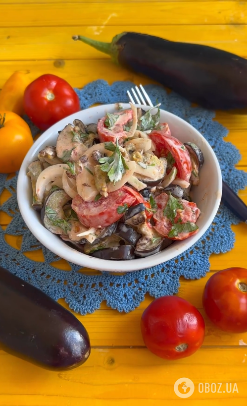 Ситний сезонний салат зі смаженими баклажанами: як приготувати закуску 