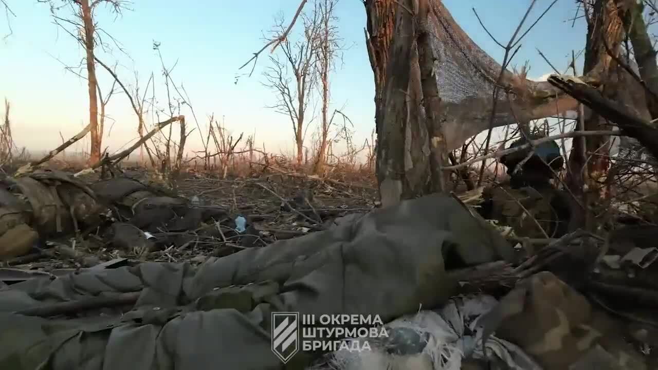 Отстреливали вражеские FPV-дроны: в ВСУ показали эпические кадры боя в одной из лесополос возле Бахмута. Видео