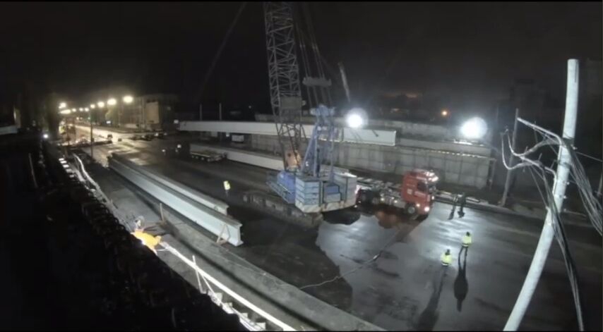 В Киеве завершили монтаж балок на Дегтяревском путепроводе. Видео