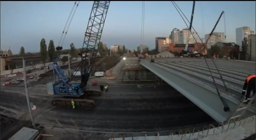 В Киеве завершили монтаж балок на Дегтяревском путепроводе. Видео