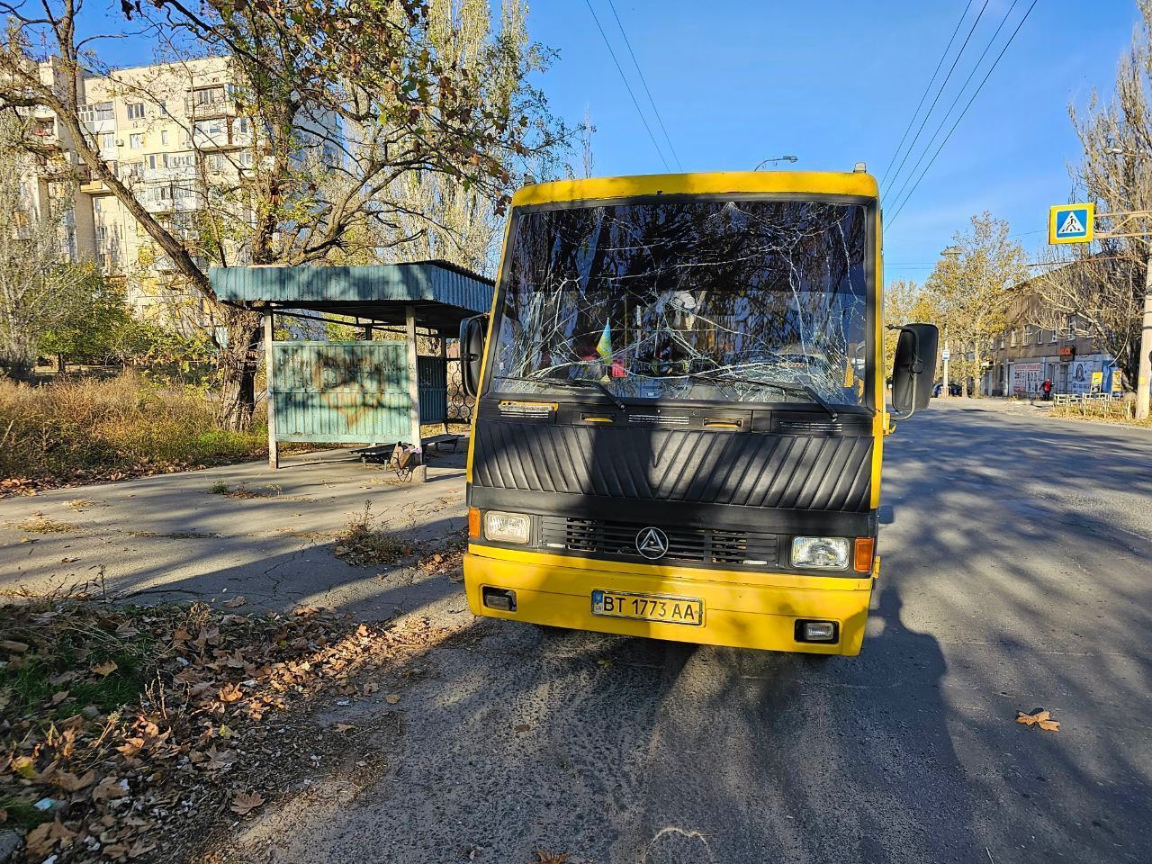 Окупанти обстріляли автобус у Херсоні, є постраждалі: одна з поранених у тяжкому стані. Фото