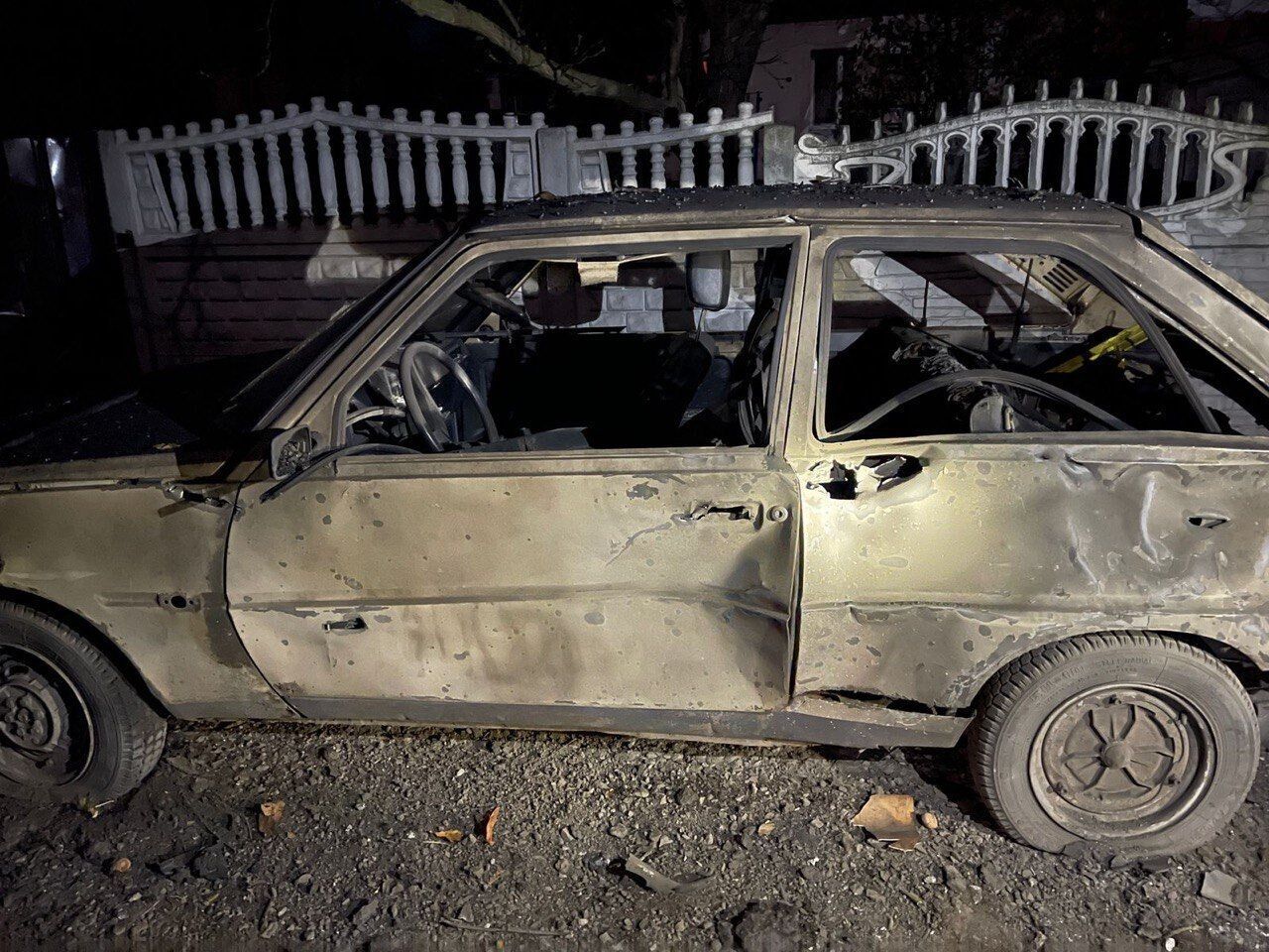 Над Дніпропетровщиною вночі збили дві ворожі ракети: уламки пошкодили будинки і авто. Фото