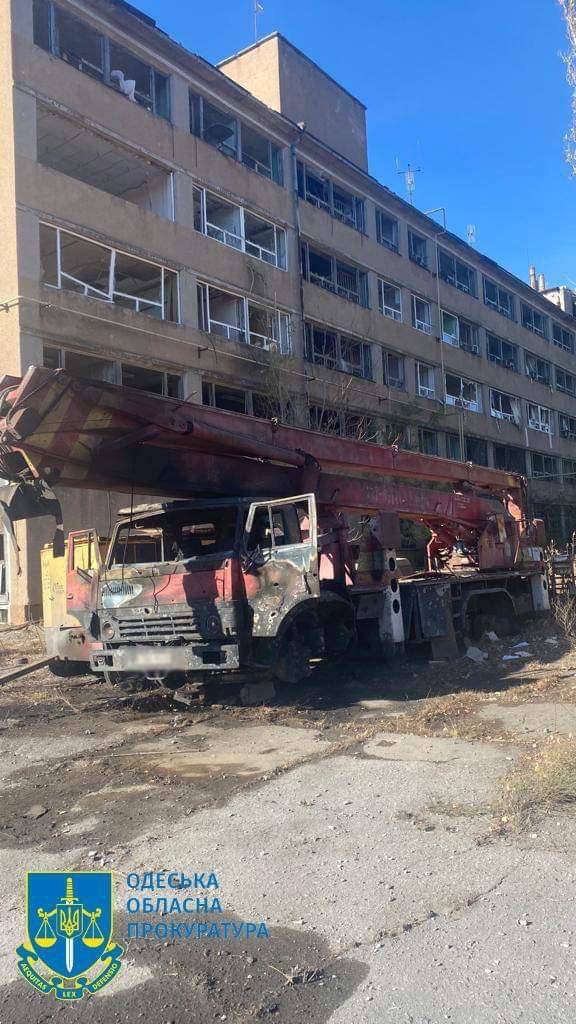 Окупанти вдарили по судноремонтному заводу на Одещині: спалахнула пожежа, є постраждалі. Фото