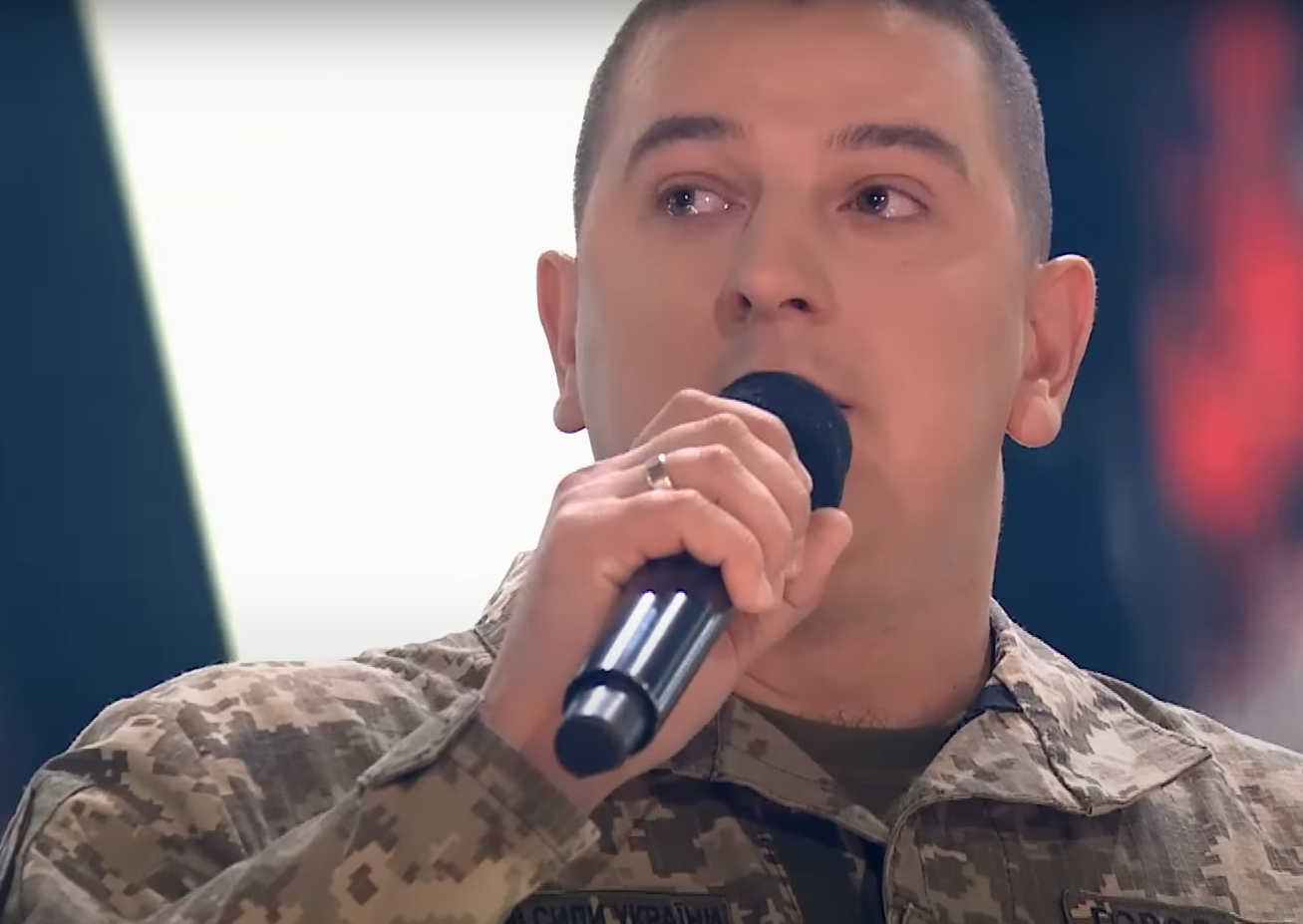 Воин ВСУ Юрий Городецкий в финале "Голосу країни-13" довел зрителей до слез своей речью и обращением к жене