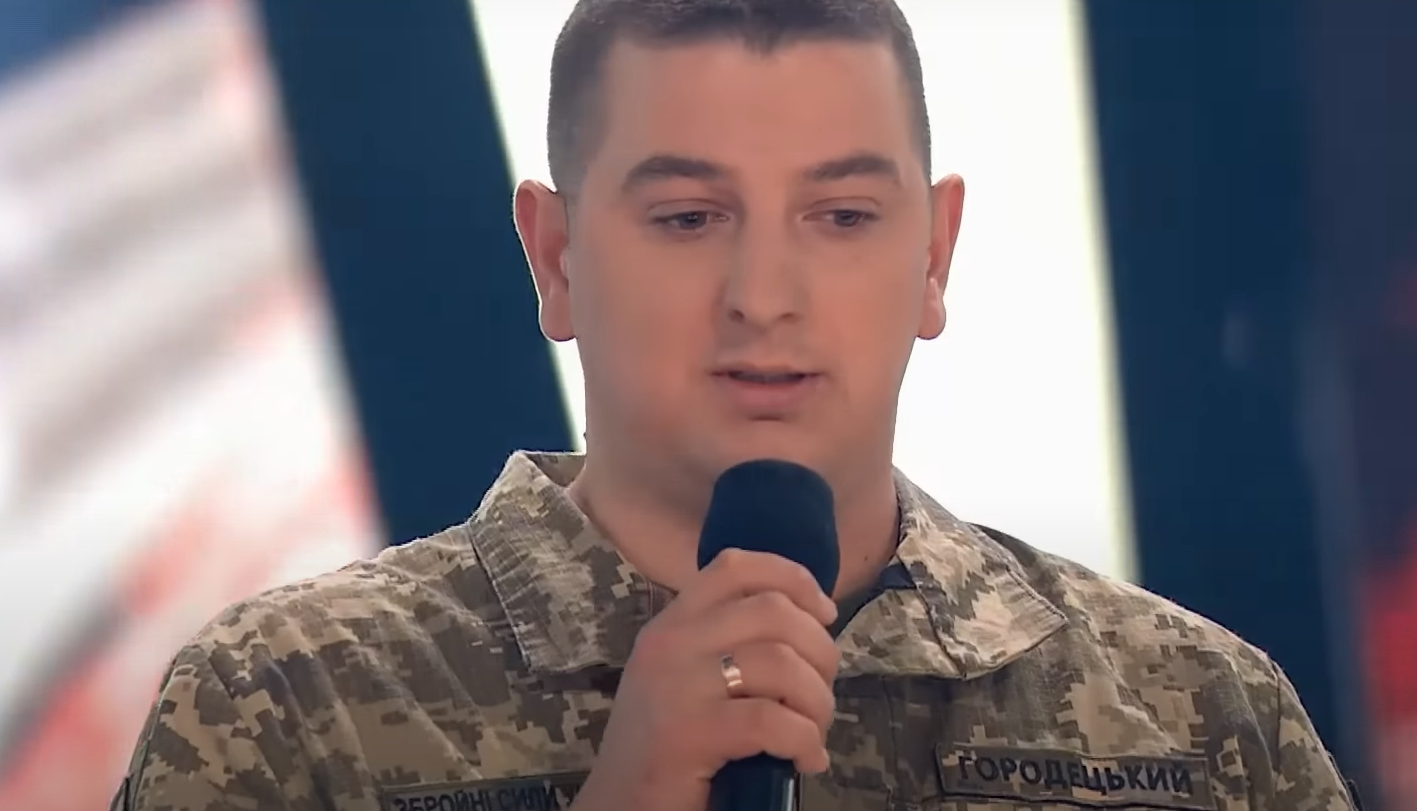 Воин ВСУ Юрий Городецкий в финале "Голосу країни-13" довел зрителей до слез своей речью и обращением к жене