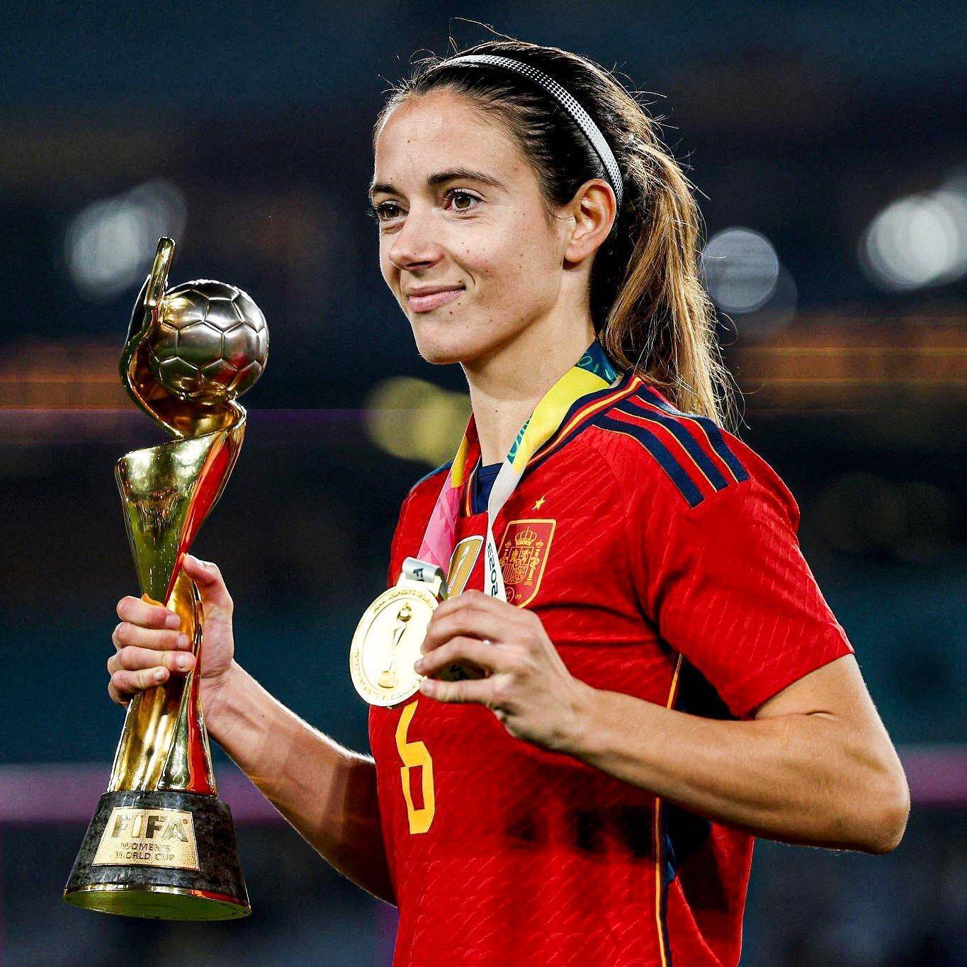 "Золотой мяч" получила чемпионка мира из Испании. Как выглядит красавица, ставшая в один ряд с Месси