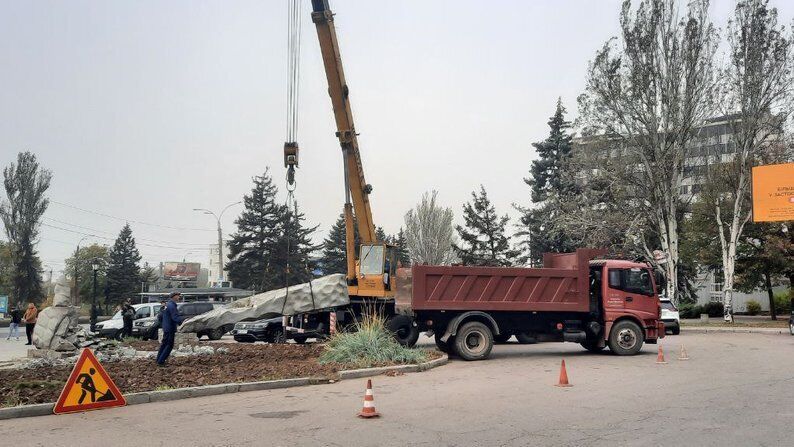 У Запоріжжі демонтували пам'ятник російському поету Олександру Пушкіну. Відео