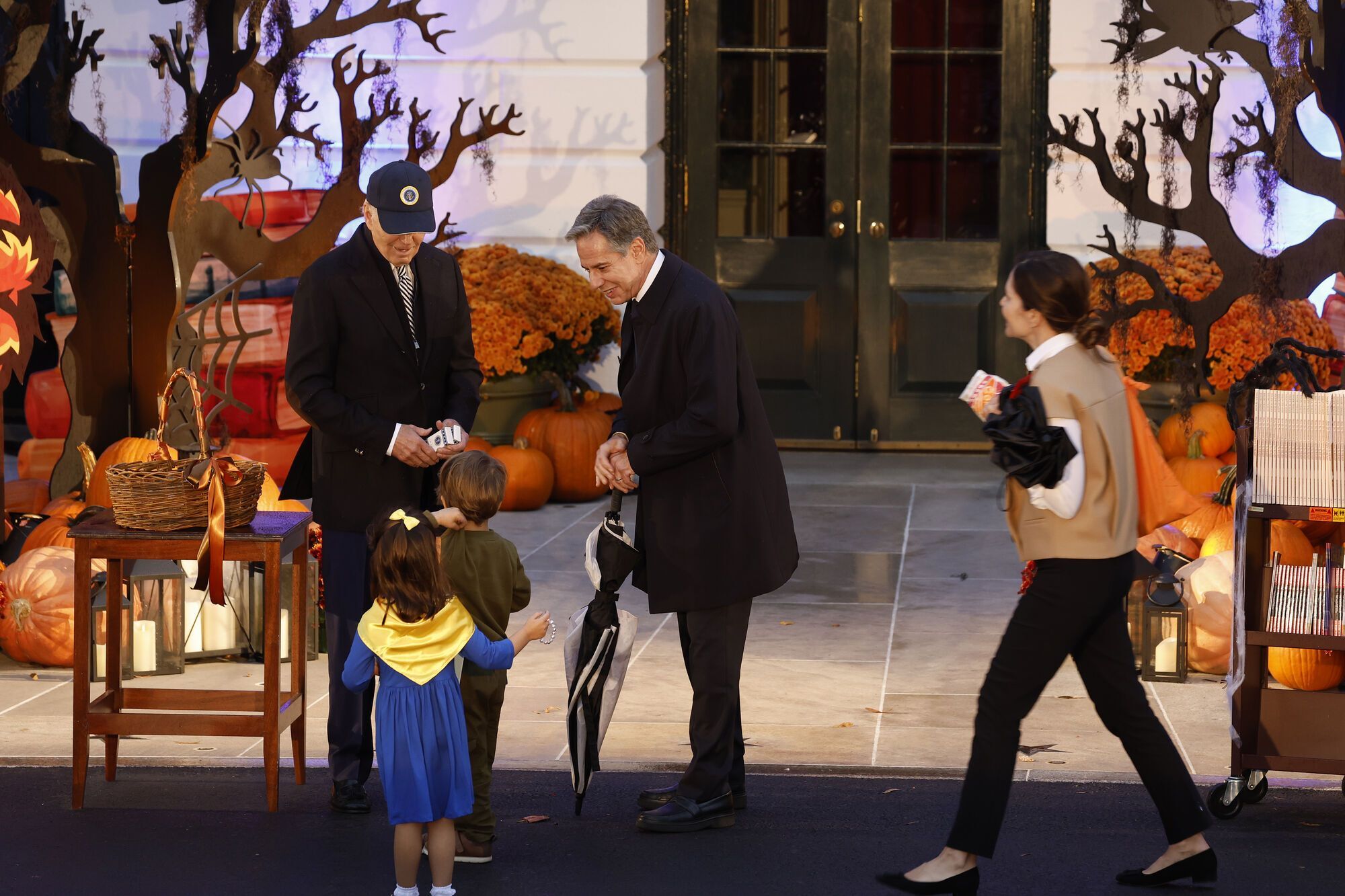Дети Блинкена особо поддержали Украину на Хеллоуин: мальчик был в одежде цвета хаки, девочка – в желто-голубом. Видео