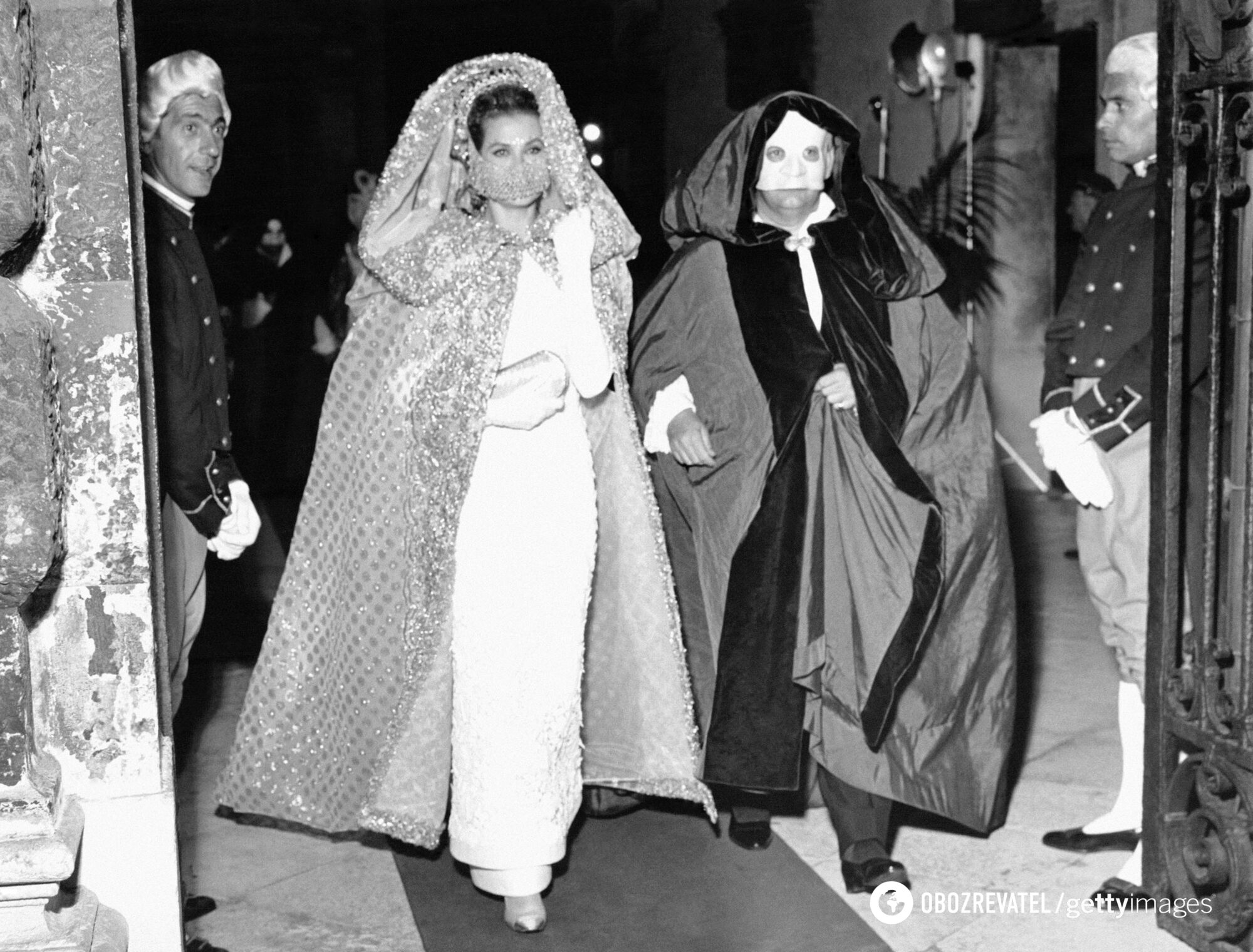 Кейт Міддлтон в образі вампіра, а принцеса Беатріс у костюмі кота. 15 фото членів королівської родини, які вас здивують