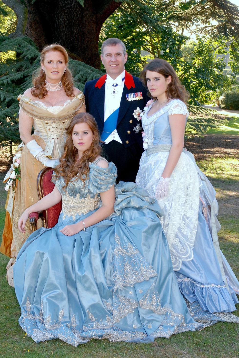 Кейт Миддлтон в образе вампира, а принцесса Беатрис в костюме кота. 15 фото членов королевской семьи, которые вас удивят