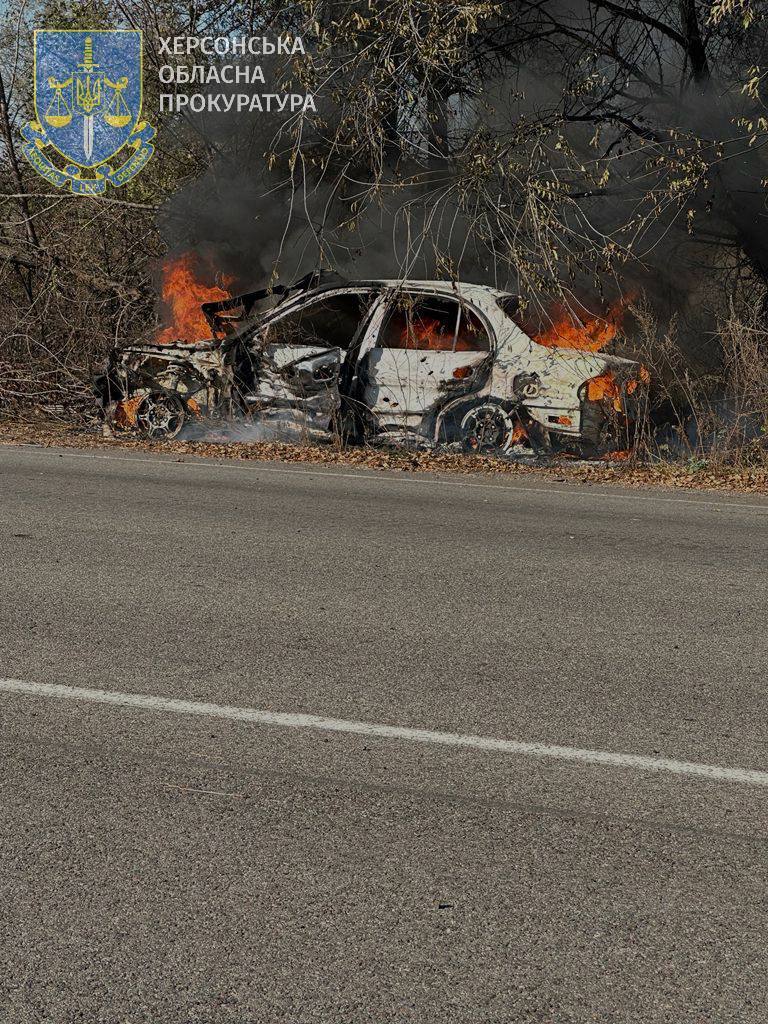 Оккупанты накрыли массированным огнем центр Херсона и ударили по авто в пригороде: есть погибший и раненый