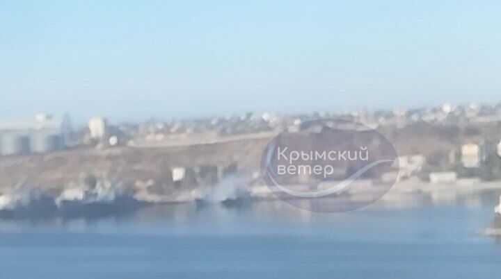 У бухті Севастополя димить російський корабель: названо головні версії. Фото і відео