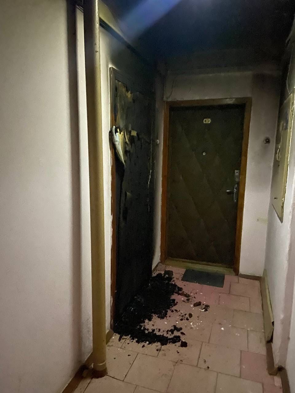 У Києві затримали чоловіка, який через помсту підпалив двері колишній співмешканці. Фото